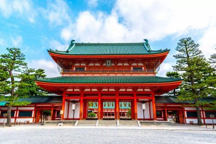 Cổng vào của Heian-jingu có kiến trúc khá giống các đền chùa Trung Quốc (Ảnh: Internet). Cổng vào của Heian-jingu có kiến trúc khá giống các đền chùa Trung Quốc (Ảnh: Internet).