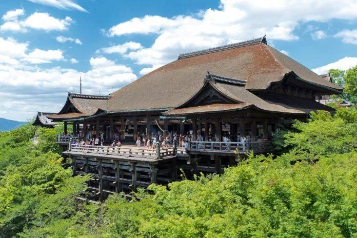 Đền Kiyomizudera được xây dựng trên núi và có kiến trúc độc đáo giúp chống được động đất (Ảnh: Internet).
