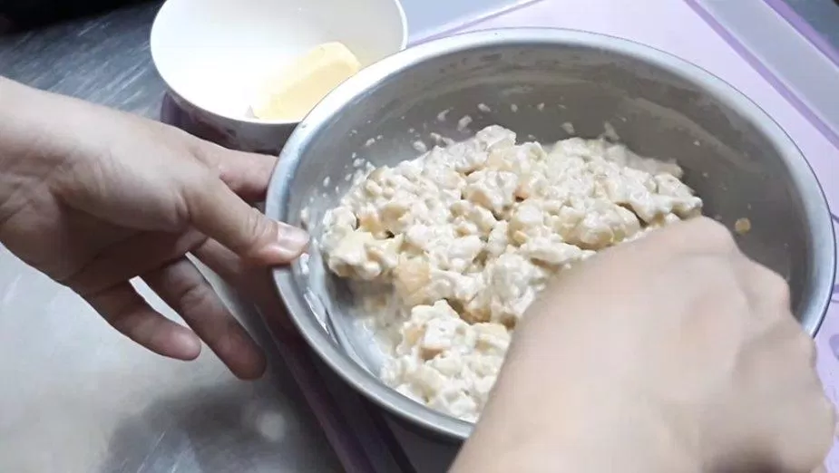 Bước 2: Trộn hỗn hợp bánh mì (Nguồn: Internet)