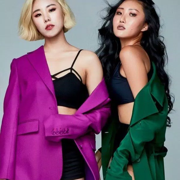 Hwasa và Wheein (MAMAMOO) đã học ngôn ngữ ký hiệu để giao tiếp với người hâm mộ khiếm thính. (Nguồn: Internet)
