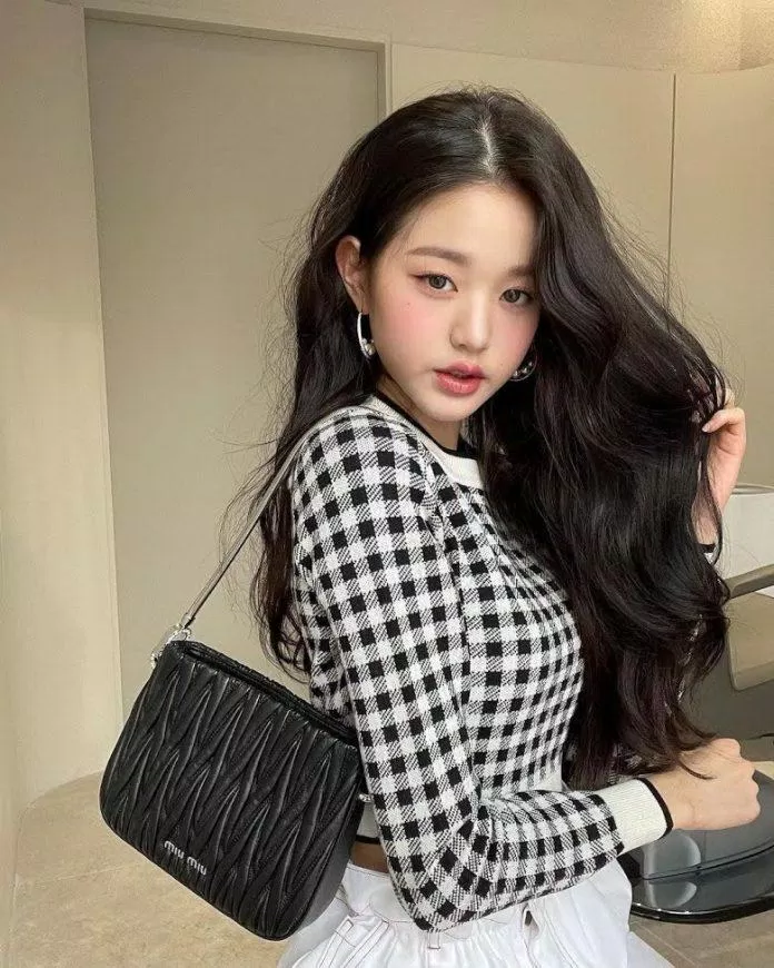 Jang Won Young (IZ*ONE) sở hữu chiếc túi Sassy của thương hiệu Miu Miu. (Nguồn: Internet)