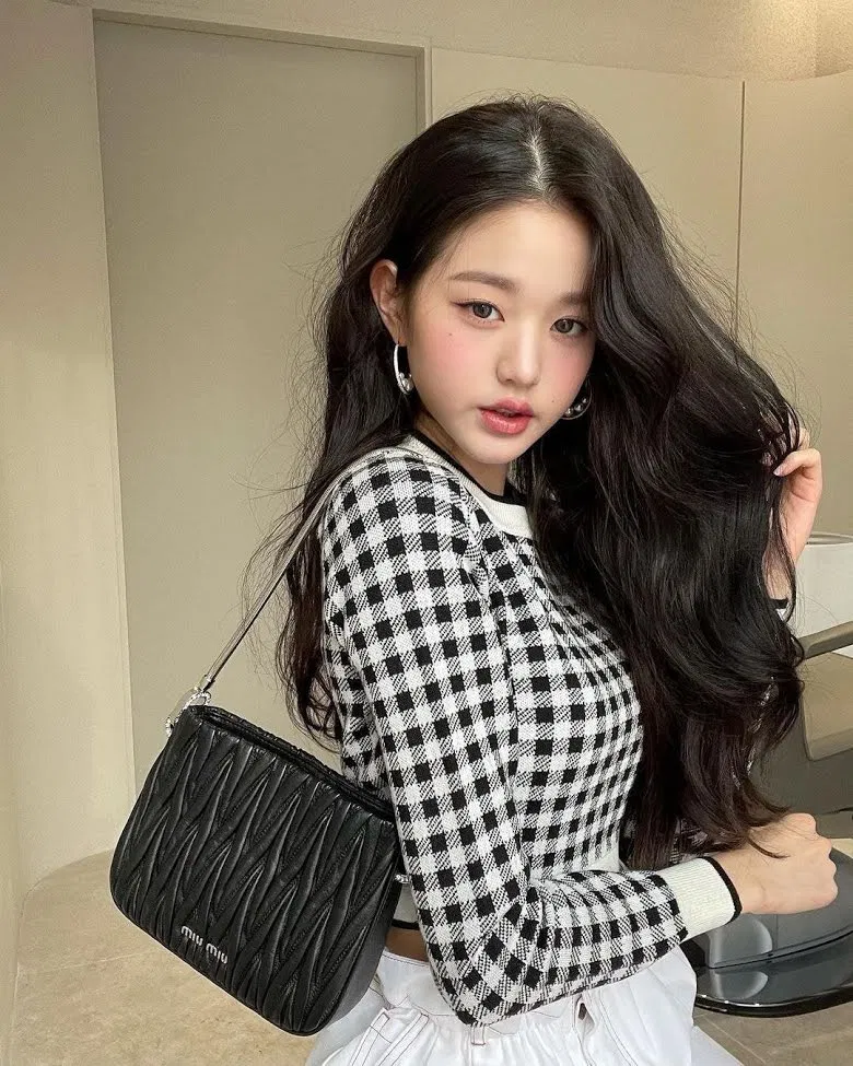 Jang Won Young (IZ*ONE) sở hữu chiếc túi Sassy của thương hiệu Miu Miu. (Nguồn: Internet)