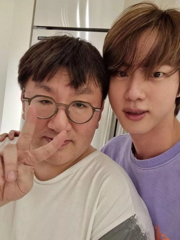 Cận cảnh selfie của Jin và Bang Shi Hyuk (Ảnh: Weverse)