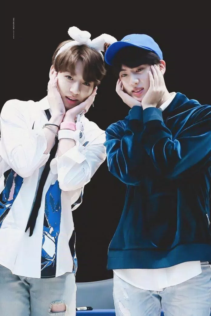 Jungkook gọi điện và tinh nghịch trêu chọc Jin khi anh đang phát sóng trực tiếp (Ảnh: Internet)