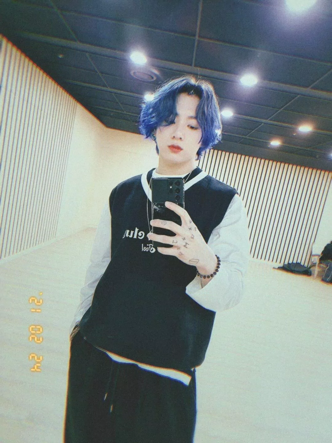 Áo gile màu đen chủ đạo tôn dáng, cực kỳ trẻ trung nam thần tượng mặc gần đây (Ảnh: Internet)