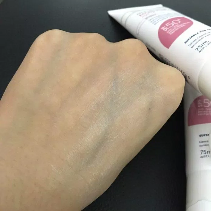 Kem chống nắng cực kì dễ tán và thấm nhanh trên da, không để lại vết (Nguồn: BlogAnChoi)