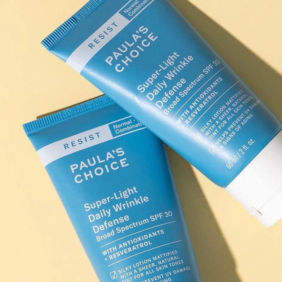 Top 10 kem chống nắng dành cho da điều trị, da treatment: Toàn trùm cuối giúp bảo vệ da đỉnh cao 4 Methylbenzylidene Camphor AHA Avobenzone Bằng sáng chế Cellular Bioprotection Bemotrizinol BHA Broad Spectrum chiết xuất cam thảo Chiết xuất cây cải xoăn Chiết xuất hạt nho Chiết xuất quả lựu Chiết xuất rễ hoàng cầm Chiết xuất tảo Laminaria Chiết xuất từ tế bào táo tây Chiết xuất vỏ cây liễu trắng chống nắng chống nắng quang phổ rộng Công nghệ Mexoplex Diethylhexyl Butamido Triazone Digital Aging Defense Ectoin Ethylhexyl Salicylate Ethylhexyl Triazone glycerin Homosalate kem chống nắng Kem chống nắng Altruist Suncreen Face Fluid SPF50 kem chống nắng Bioderma Photoderm Laser SPF 50+ Kem chống nắng Cancer Council Active SPF 50 Kem chống nắng Cancer Council Face Day Wear Moisturizer Matte Invisible SPF 50 kem chống nắng dành cho da treatment Kem chống nắng EltaMD UV Physical Broad Spectrum SPF41 kem chống nắng hoá học Kem chống nắng Image Prevention Daily Ultimate Protection Moisturizer SPF 50 Kem chống nắng La Roche Posay Anthelios XL Anti Shine Dry Touch Gel Cream SPF 50 Kem chống nắng Nivea UV Face Shine Control SPF 50 Kem chống nắng Paula s Choice Resist Super Light Wrinkle Defense SPF 30 kem chống nắng quang phổ rộng Kem chống nắng Ultrasun Face Anti Ageing Anti Pigmentation Sun Protection SPF50 kem chống nắng vật lý Kem chống nắng vật lý lai hóa học Linoleic Acid list List 10 list mỹ phẩm Niacinamide Octisalate Octocrylene Panthenol Protein từ đậu Hà Lan Quercetin retinol SPF tẩy da chết hóa học Tế bào gốc thực vật Thioctic Acid Tinosorb A2B và Uvinul T 150 Tinosorb S Titanium Dioxide top kem chống nắng top sản phẩm uva uvb Uvinul A Plus Vitamin B3 vitamin B5 vitamin C vitamin E Zinc Oxide