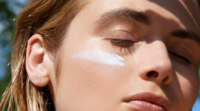 Kem chống nắng quang phổ rộng giúp bảo vệ da khỏi tia UVA và UVB (Nguồn: Internet).