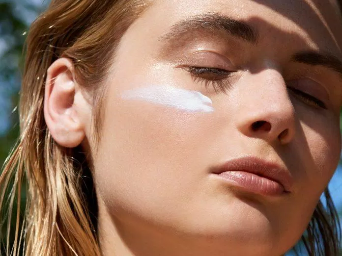 Kem chống nắng quang phổ rộng giúp bảo vệ da khỏi tia UVA và UVB (Nguồn: Internet).