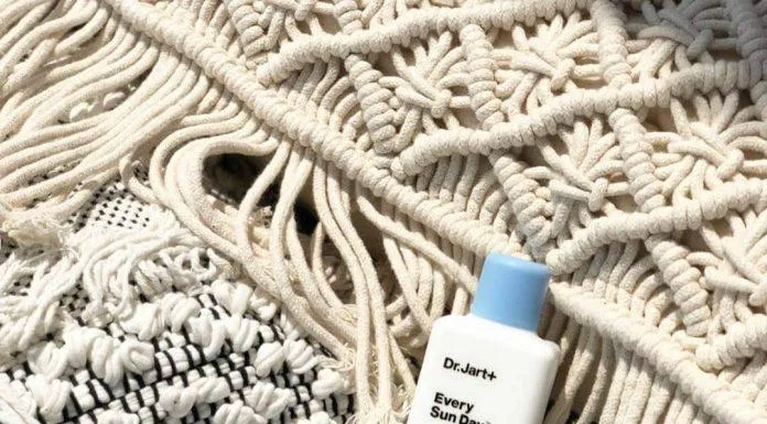 Kem chống nắng Dr.Jart+ Every Sun Day Sun Fluid còn chứa chiết xuất thực vật giúp cấp ẩm và phục hồi da (Nguồn: Internet)