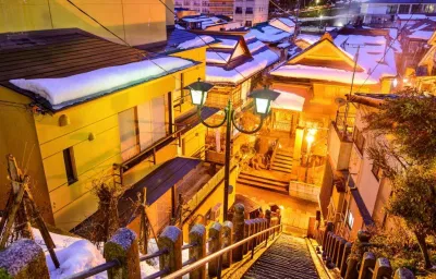 Một cầu thang nhỏ cũ xưa bên những mái nhà phủ tuyết trắng của Shibu Onsen (Ảnh: Internet). Một cầu thang nhỏ cũ xưa bên những mái nhà phủ tuyết trắng của Shibu Onsen (Ảnh: Internet).