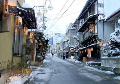 Yudanaka cũng là một địa điểm nổi tiếng với các bồn tắm nước nóng onsen thu hút khách du lịch (Ảnh: Internet). Yudanaka cũng là một địa điểm nổi tiếng với các bồn tắm nước nóng onsen thu hút khách du lịch (Ảnh: Internet).