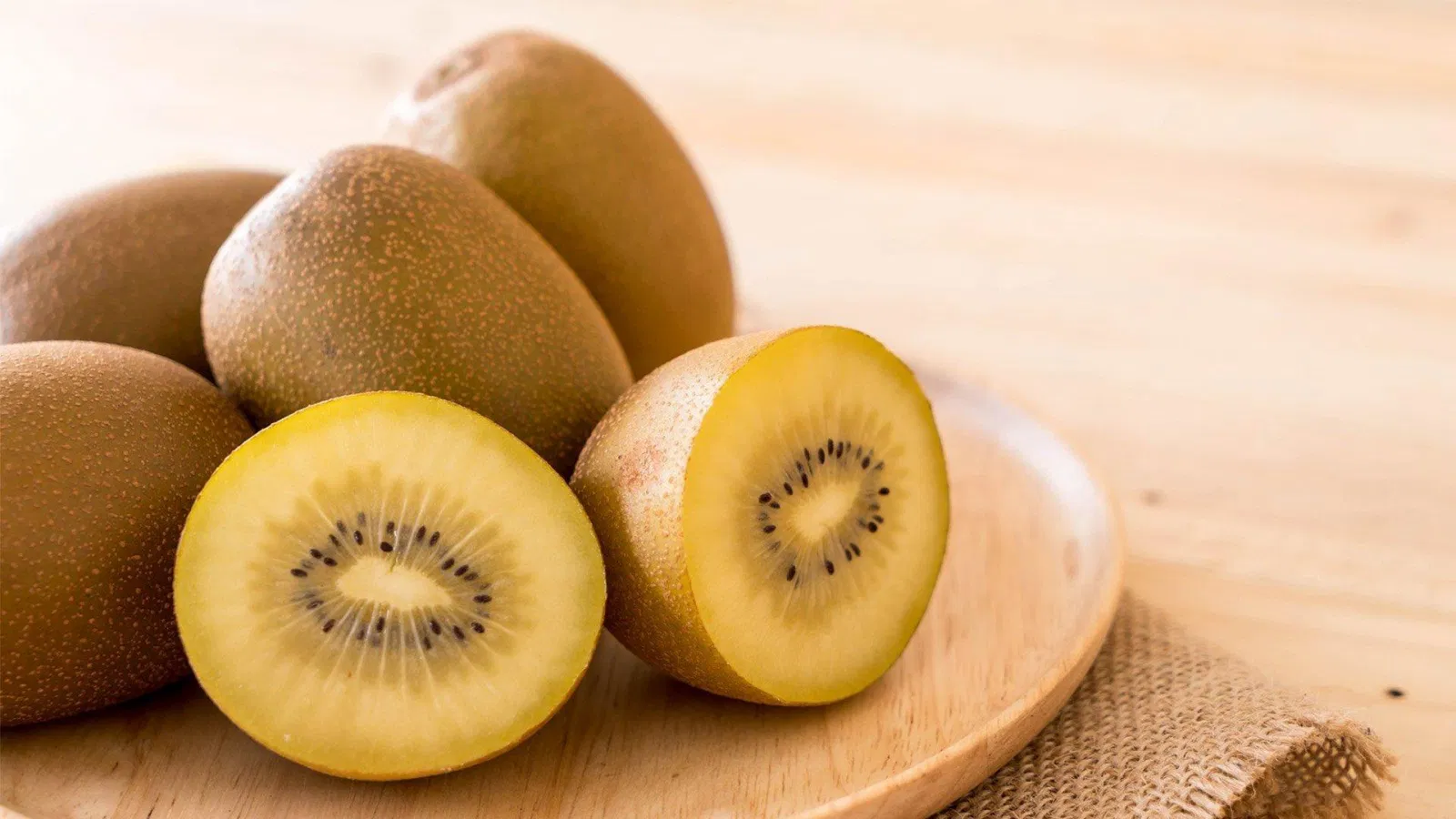 Kiwi cung cấp rất nhiều vitamin C tốt cho sức khỏe và làn da của bạn. (Nguồn: Internet) Kiwi cung cấp rất nhiều vitamin C tốt cho sức khỏe và làn da của bạn. (Nguồn: Internet)