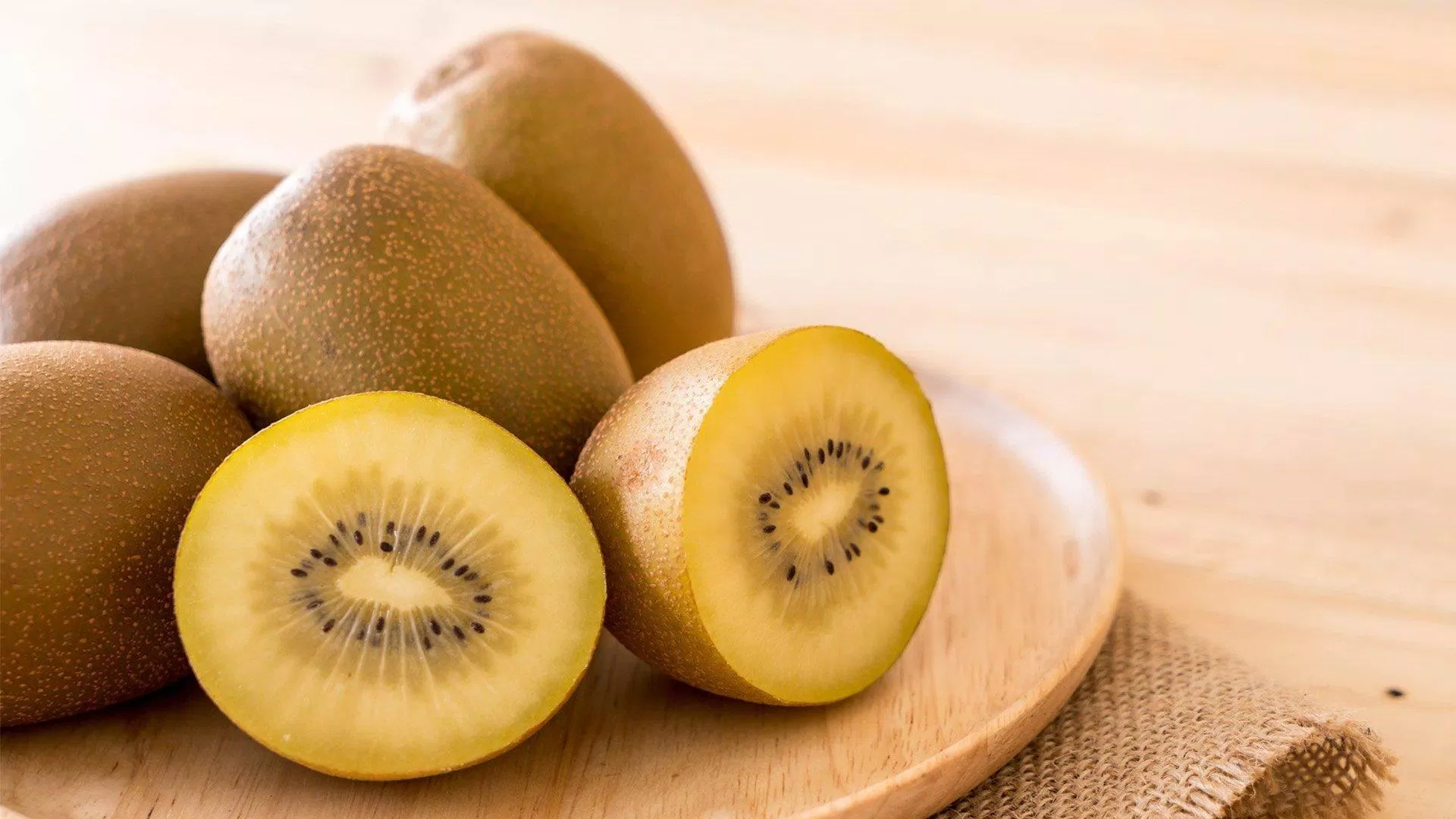 Kiwi cung cấp rất nhiều vitamin C tốt cho sức khỏe và làn da của bạn. (Nguồn: Internet) Kiwi cung cấp rất nhiều vitamin C tốt cho sức khỏe và làn da của bạn. (Nguồn: Internet)