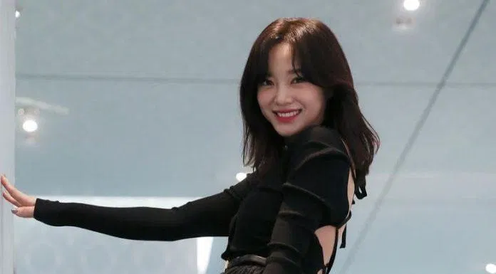 Kim Se Jeong sở hữu chiếc túi Sassy của thương hiệu Miu Miu. (Nguồn: Internet)