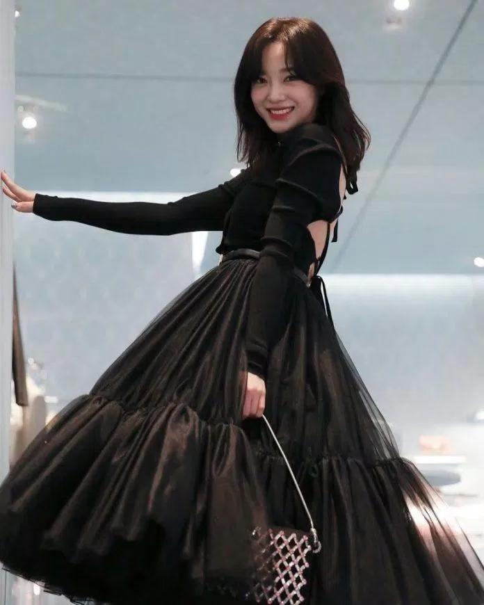 Kim Se Jeong sở hữu chiếc túi Sassy của thương hiệu Miu Miu. (Nguồn: Internet)