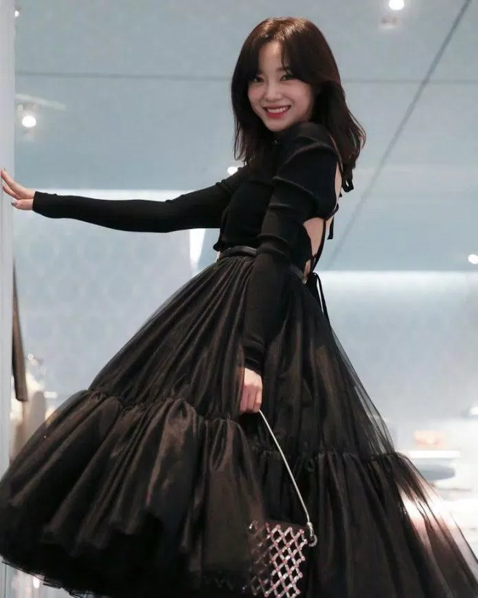 Kim Se Jeong sở hữu chiếc túi Sassy của thương hiệu Miu Miu.  (Nguồn: Internet)