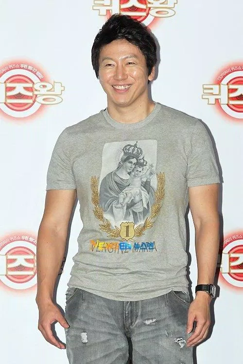 Kim Soo Ro lần đầu tiên gặp Kim Jong Kook ở chương trình Family Outing. (Ảnh : Internet). Kim Soo Ro lần đầu tiên gặp Kim Jong Kook ở chương trình Family Outing. (Ảnh : Internet).