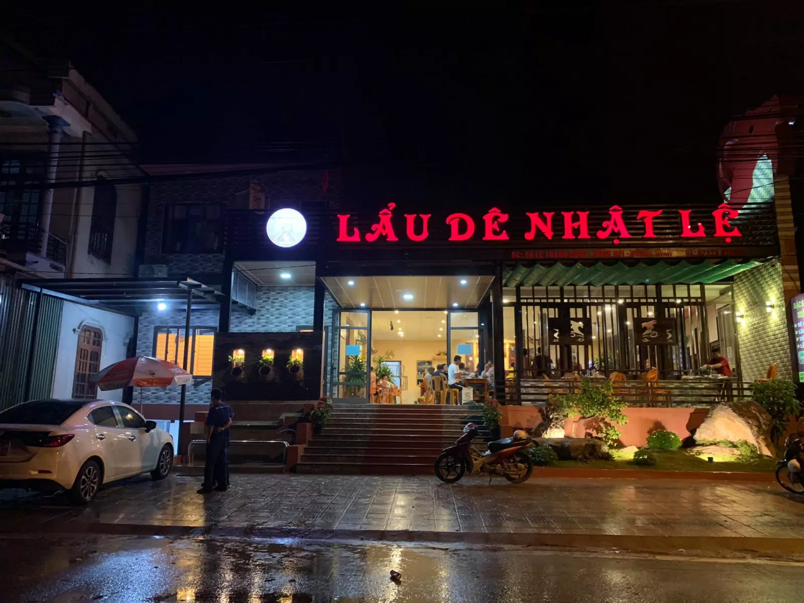 Quán nhìn từ bên ngoài rất trang hoàng (Nguồn: Internet)