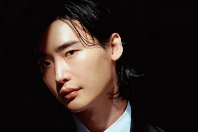 Lee Jong Suk sở hữu đôi mắt một mí vừa đẹp vừa thu hút. (Nguồn: Internet)