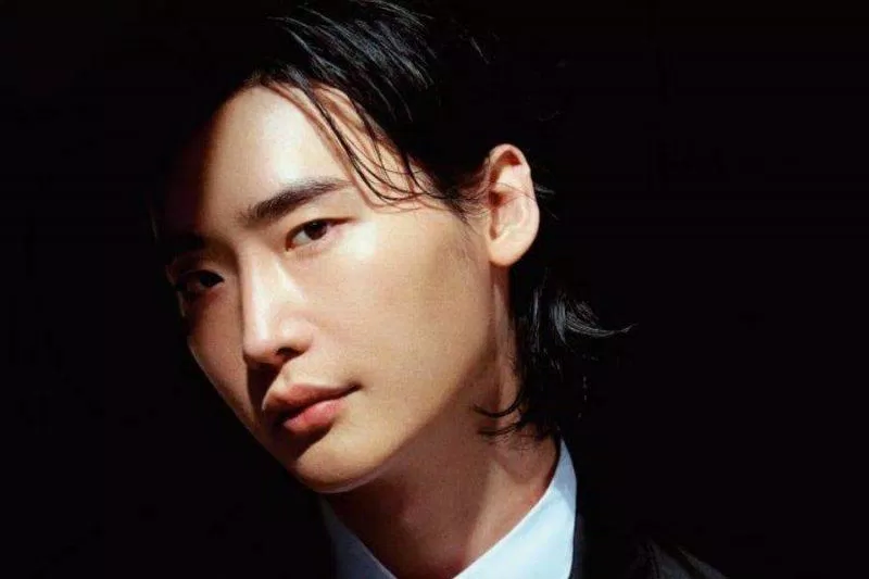 Lee Jong Suk sở hữu đôi mắt một mí vừa đẹp vừa thu hút. (Nguồn: Internet)