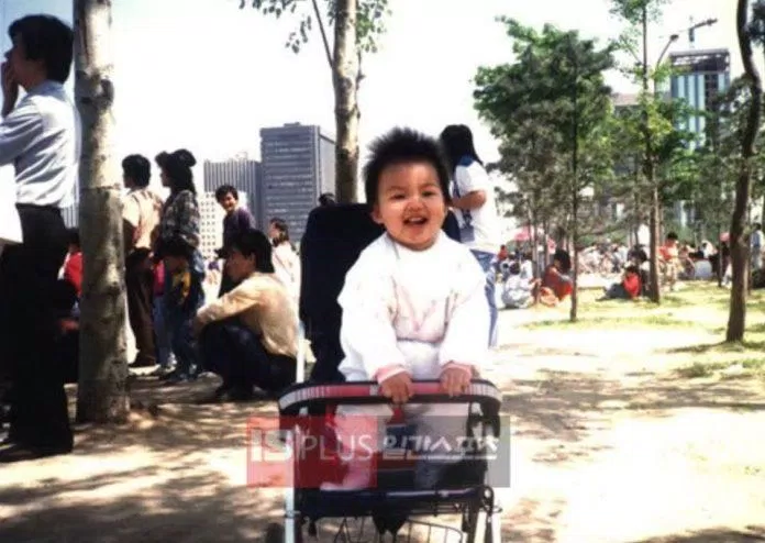Hình ảnh thời thơ ấu cực dễ thương của Lee Min Ho khi ngồi trên xe đẩy cách đây đã lâu (Ảnh: Internet)