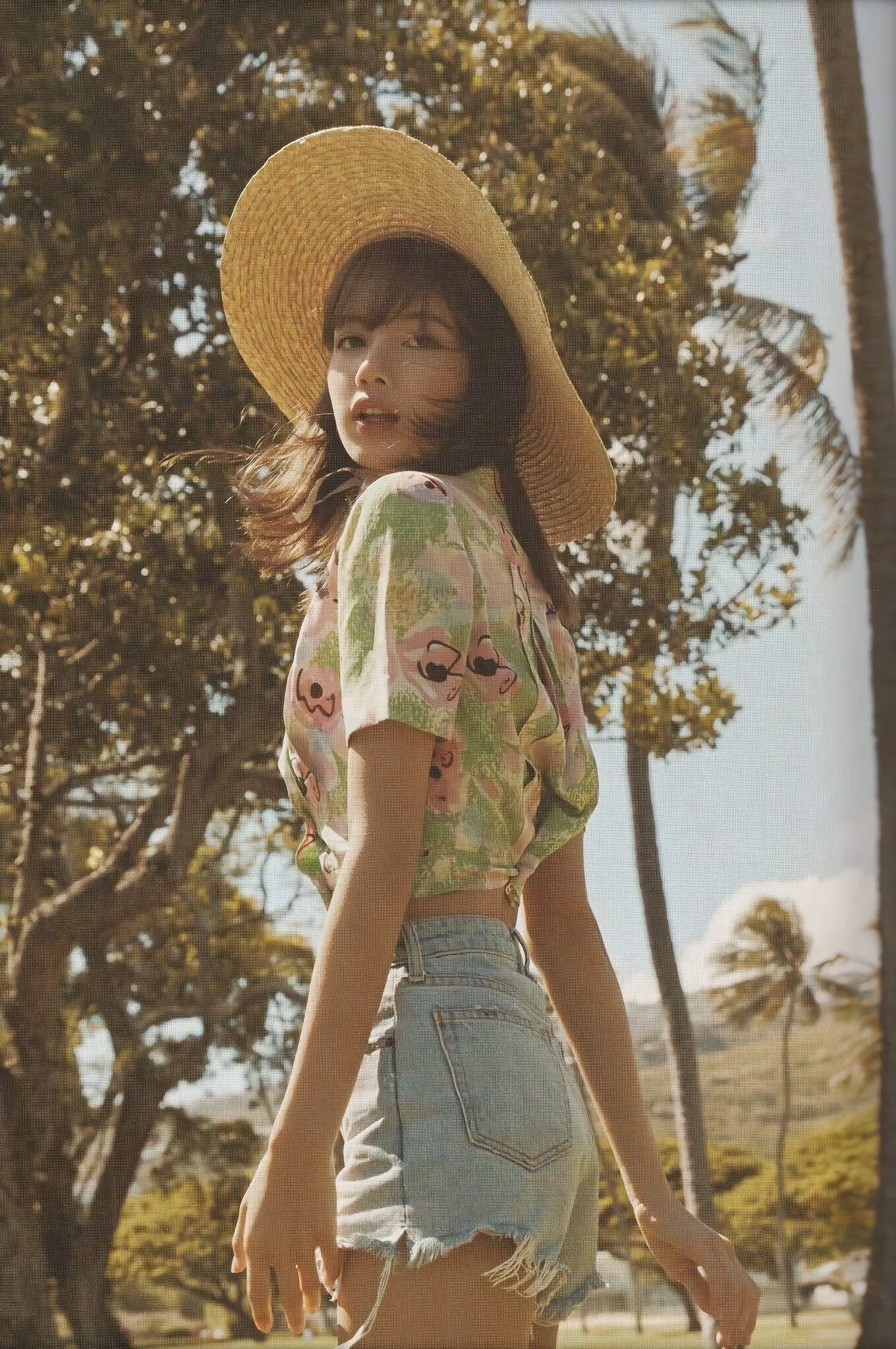 Cá tính năng động hơn cùng áo sơ mi hoạ tiết sặc sỡ (Nguồn: Internet) Cá tính năng động hơn cùng áo sơ mi hoạ tiết sặc sỡ (Nguồn: Internet)