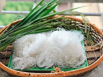 Hãy chọn mua miến từ những nơi sản xuất đảm bảo vệ sinh an toàn thực phẩm bạn nhé! (Ảnh: Internet). Hãy chọn mua miến từ những nơi sản xuất đảm bảo vệ sinh an toàn thực phẩm bạn nhé! (Ảnh: Internet).