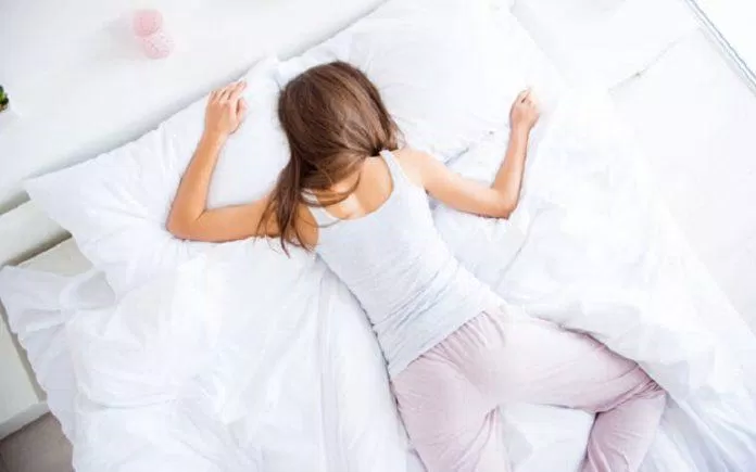 Nằm sấp khi ngủ là tư thế không tốt cho cơ thể của bạn (Ảnh: Internet).