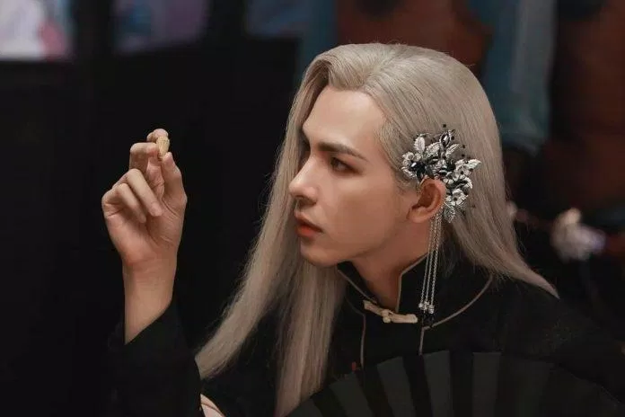 Denis Đặng gây chú ý bởi tạo hình tóc trắng trong Tự Tâm. (Ảnh: Internet)