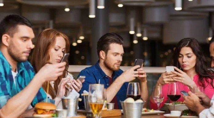 Điện thoại đã trở thành vật bất ly thân của nhiều người hiện nay (Ảnh: Internet). Điện thoại đã trở thành vật bất ly thân của nhiều người hiện nay (Ảnh: Internet).