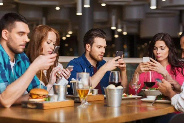 Điện thoại đã trở thành vật bất ly thân của nhiều người hiện nay (Ảnh: Internet). Điện thoại đã trở thành vật bất ly thân của nhiều người hiện nay (Ảnh: Internet).