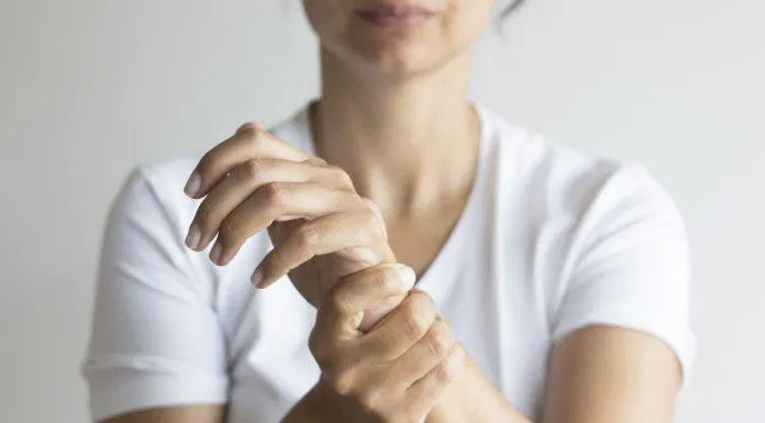 Đau mỏi tay là vấn đề thường gặp đối với những người dùng điện thoại liên tục trong thời gian dài (Ảnh: Internet). Đau mỏi tay là vấn đề thường gặp đối với những người dùng điện thoại liên tục trong thời gian dài (Ảnh: Internet).