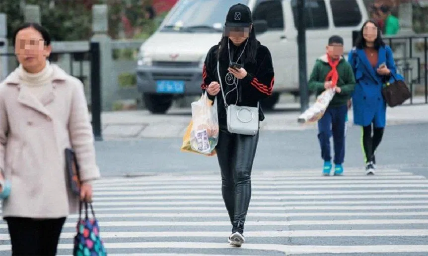 Dùng điện thoại khi sang đường làm bạn dễ gặp tai nạn giao thông (Ảnh: Internet). Dùng điện thoại khi sang đường làm bạn dễ gặp tai nạn giao thông (Ảnh: Internet).