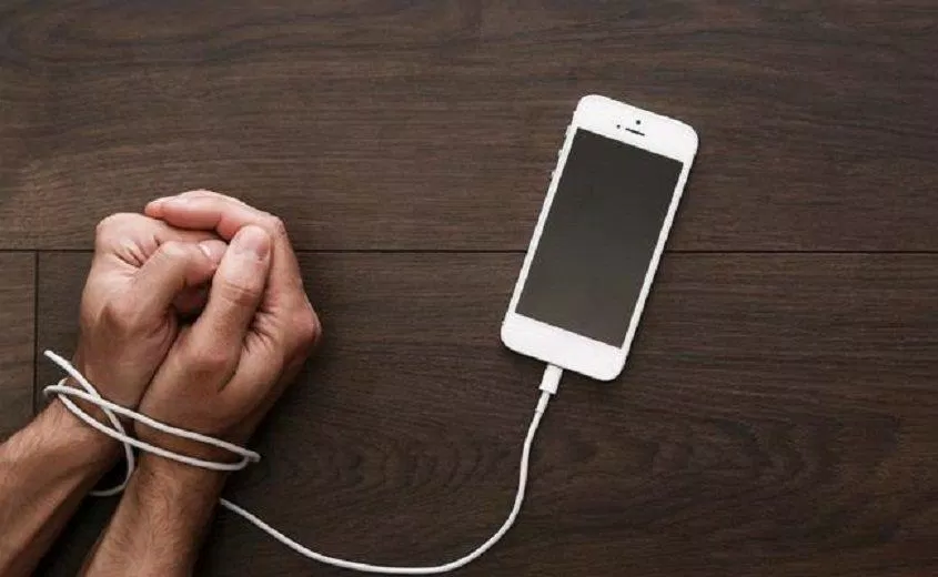 Khi nghiện điện thoại, cuộc sống của bạn sẽ bị trói buộc bởi không thể sống thiếu chúng (Ảnh: Internet). Khi nghiện điện thoại, cuộc sống của bạn sẽ bị trói buộc bởi không thể sống thiếu chúng (Ảnh: Internet).