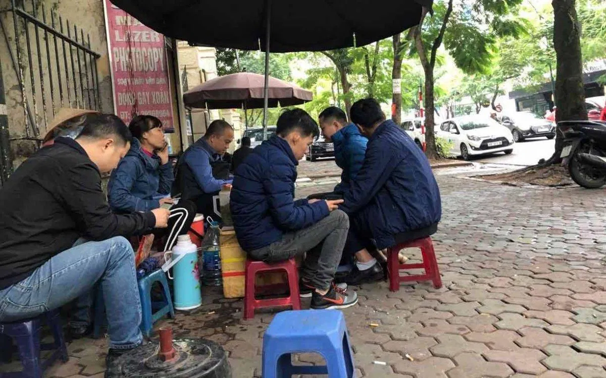 Ngày nay nhiều người có thói quen dùng điện thoại bất cứ khi nào rảnh rỗi (Ảnh: Internet). Ngày nay nhiều người có thói quen dùng điện thoại bất cứ khi nào rảnh rỗi (Ảnh: Internet).