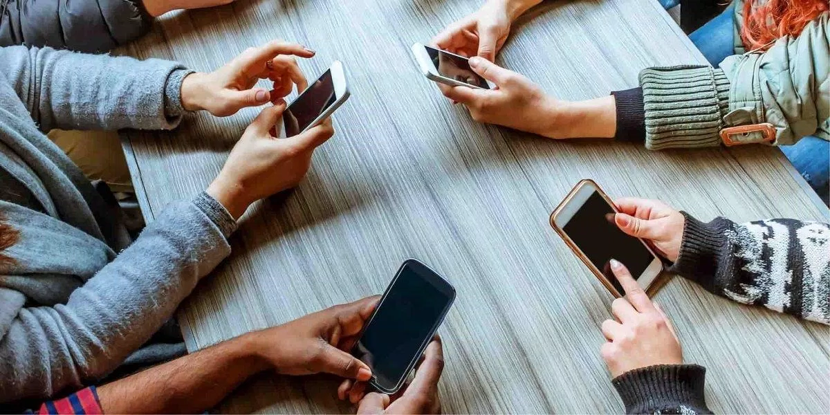 Nghiện điện thoại không dễ nhận biết cho đến khi bạn đã "lún" quá sâu (Ảnh: Internet). Nghiện điện thoại không dễ nhận biết cho đến khi bạn đã "lún" quá sâu (Ảnh: Internet).