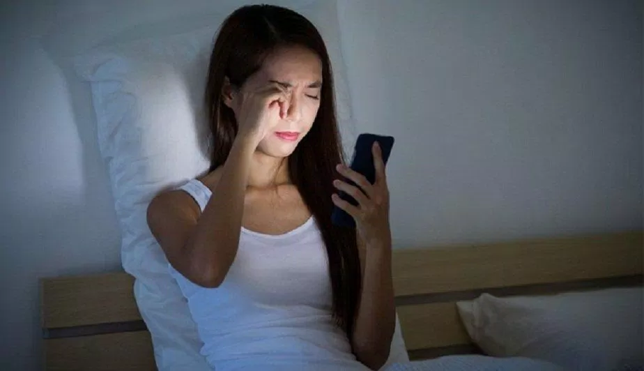 Có phải bạn luôn kiểm tra điện thoại trước khi ngủ và ngay khi thức dậy?(Ảnh: Internet). Có phải bạn luôn kiểm tra điện thoại trước khi ngủ và ngay khi thức dậy?(Ảnh: Internet).