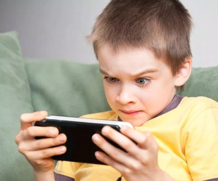 Nhiều trẻ em ngày nay bị cận sớm do dùng điện thoại quá nhiều (Ảnh: Internet). Nhiều trẻ em ngày nay bị cận sớm do dùng điện thoại quá nhiều (Ảnh: Internet).