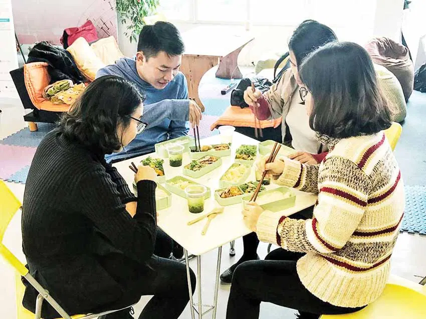 Sau khi ăn trưa nên nghỉ ngơi một lúc chứ đừng nằm ngủ ngay bạn nhé (Ảnh: Internet). Sau khi ăn trưa nên nghỉ ngơi một lúc chứ đừng nằm ngủ ngay bạn nhé (Ảnh: Internet).