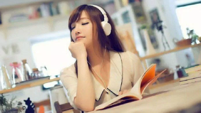 Bạn có thể nghe nhạc một chút để dễ ngủ hơn (Ảnh: Internet). Bạn có thể nghe nhạc một chút để dễ ngủ hơn (Ảnh: Internet).