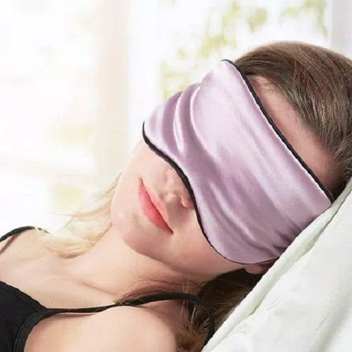 Những tấm bịt mắt là công cụ hữu hiệu để tạo ra bóng tối cần thiết cho giấc ngủ (Ảnh: Internet).
