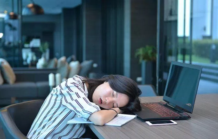 Không nên dùng tay để gối đầu vì sẽ khiến tay bị tê bì rất khó chịu (Ảnh: Internet). Không nên dùng tay để gối đầu vì sẽ khiến tay bị tê bì rất khó chịu (Ảnh: Internet).