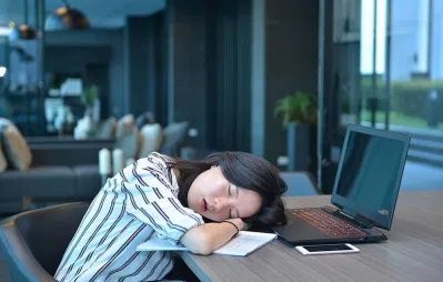 Không nên dùng tay để gối đầu vì sẽ khiến tay bị tê bì rất khó chịu (Ảnh: Internet). Không nên dùng tay để gối đầu vì sẽ khiến tay bị tê bì rất khó chịu (Ảnh: Internet).