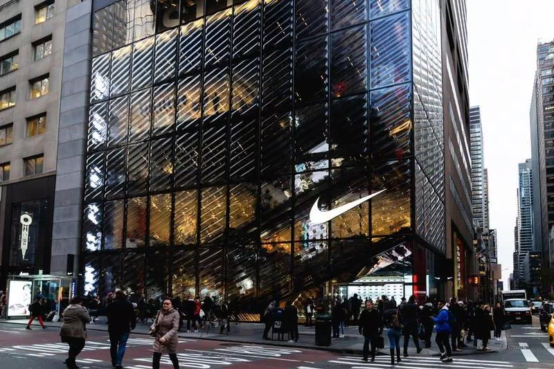 Cửa hàng Nike trên đường phố (Ảnh: internet) Cửa hàng Nike trên đường phố (Ảnh: internet)