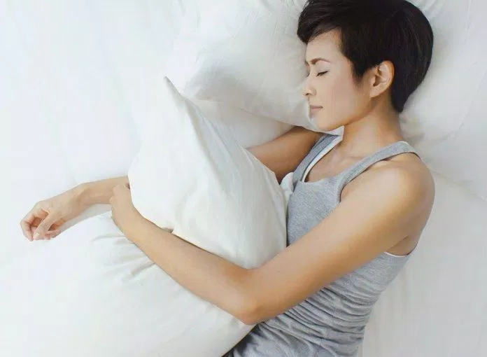 Mặc áo ngực khi ngủ làm tăng khả năng mắc ung thư vú. (Nguồn: Internet)