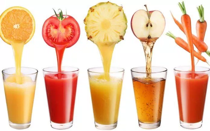 Nước ép trái cây, nhất là loại nước ép đóng chai thường được thêm nhiều đường và chất phụ gia. (Nguồn: Internet)