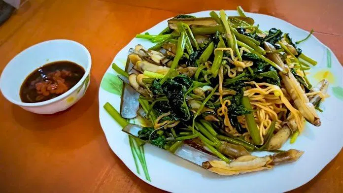 Ốc móng tay xào mì kết hợp với nươc tương tỏi ớt giúp gia tăng hương vị (Nguồn: Internet)