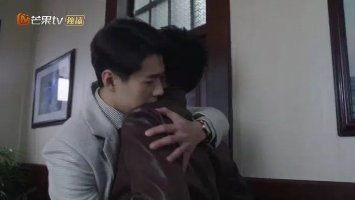 Hai nam chính thường xuyên ôm nhau (ảnh: internet)