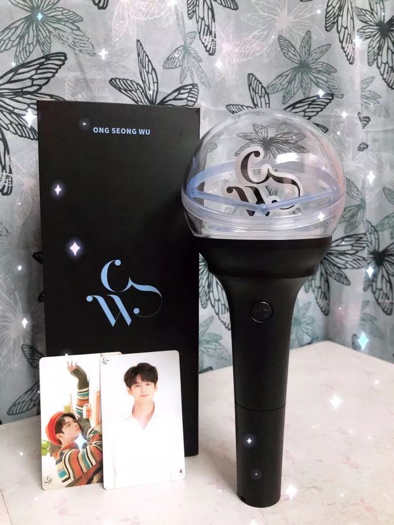 69 lightstick có thời gian chiếu sáng dài nhất KPOP. Nhà bạn đứng thứ bao nhiêu? (G)I-DLE 2PM AB6IX Abyeolbong Agabong Angelbong AOA Apink April Armybomb ASTRO ASTRO Robongie ATEEZ B1A4 Bamhaneulbong Banditbong Bangbong Bbyongbong BIGBANG Black Pink Block B Bo ong BoA BTOB BTS Byeolbitbong Byeolbong Byeollangbong CandybongZ caratbong Chanttobong Cherry Bullet Cherrygun Chiyeolbong Chungha CIX cosmic girls Danibong Dearmybong Eribong EXO GFRIEND Golden Child GOT7 Ha Sung Woon Haengbong Hallabong Highlight Honeybong Hwang Chiyeul IkeTtaIrangie iKON Infinite IU IZ*ONE JBJ95 Jeong Sewoon Jigubong Jung Seung Hwan k.will Kang Daniel Kebongie Kim Jaehwan Kimmanbong Kkulbong Konbat Lee Chan Won Lee Jin Hyuk Lightiny lightstick Lovbong lovelyz Mamamoo Merrybong Meummwonbomb Mikebong Miyabong Moabong MOMOLAND Monfoongie Monsta X Moobong myname Nablebong Nachimbong Napalbong NCT Neverbong NUEST Oh My Girl Ong Seong Wu Pandabong Park Ji Hoon Pentagon Ppoobong Ppyongibong Red Velvet Robongie Runbong Samuel Sarangnibong Saseumbong Seventeen SF9 Shatingstar SHINee SNSD Stray kids Sunmi Super Junior Superbong SuperM Taebongie Taesaja Teen Top TVXQ Twice TXT Up10tion USbong Vbong Vickeybong VICTON VIXX VIXX Byeolbitbong Wanna One Winbong Windeugaebi Winglight Wujujeongbong Yeobong Yunibong